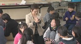 「小学校英語活動実践指導事例集」英語表現に慣れ親しむための「聞く活動」を中心とした授業